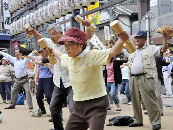 日本老人人口最新_日本70岁老人与90后(2)