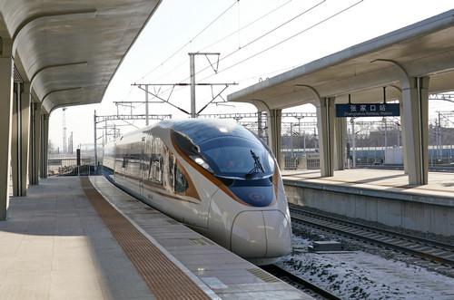  12月30日，G2505次列车驶入京张高铁张家口站。当日，北京至张家口高速铁路开通运营，崇礼铁路同步通车。新华社记者 杨世尧 摄