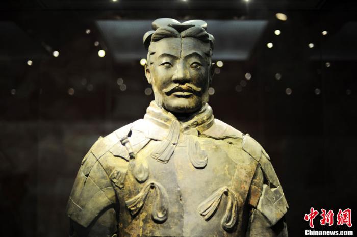 资料图:秦兵马俑一号陪葬坑出土的“将军俑”首次对外展出。中新社发 张远 摄