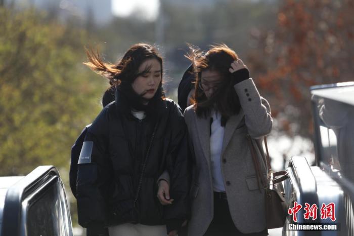  资料图：市民在寒冷天气中出行。中新社记者 蒋启明 摄