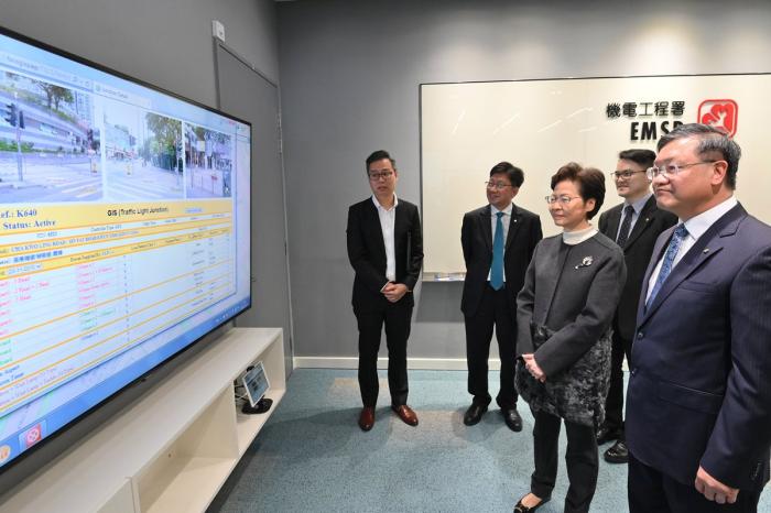 林郑月娥(左三)到访香港机电工程署,听取有关监察交通灯系统运作的简介。图片来源:香港特区政府新闻网