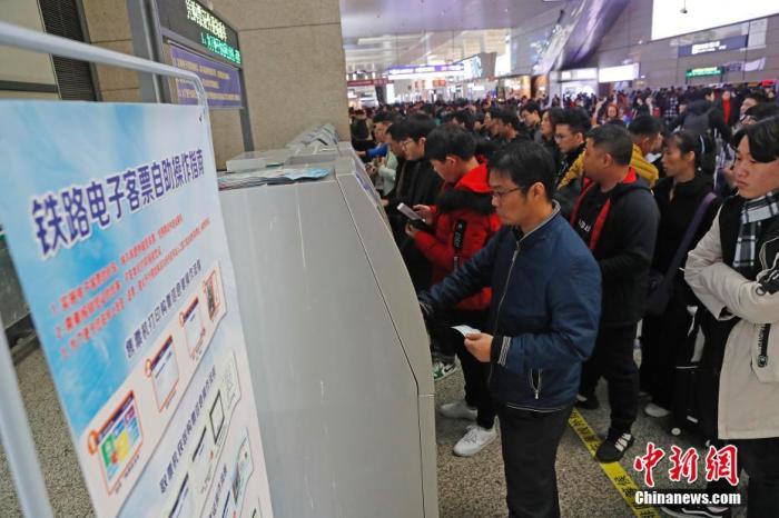 资料图:旅客在铁路上海虹桥站排队购买车票。殷立勤 摄