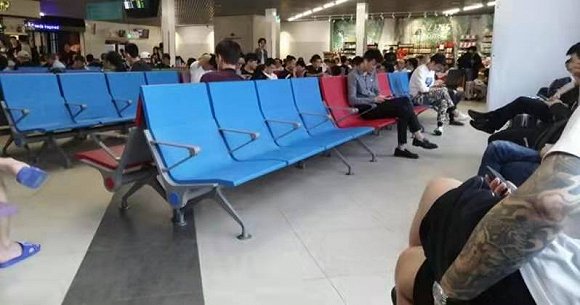 “禁赌令”后,西港机场大量人员离去。摄影:赵孟