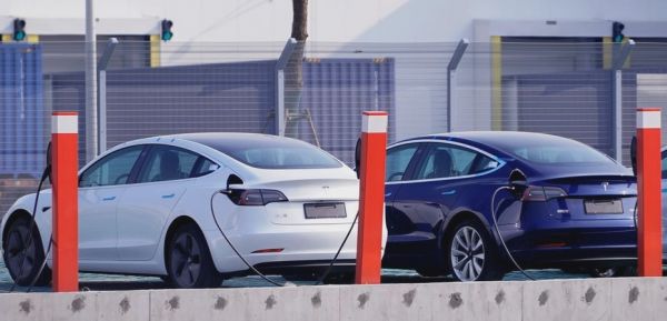 特斯拉上海超级工厂生产的Model 3轿车停放在该工厂外（路透社）