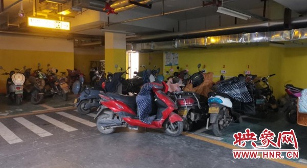 　地下一層臨時電動車充電樁，擁堵消防出入口