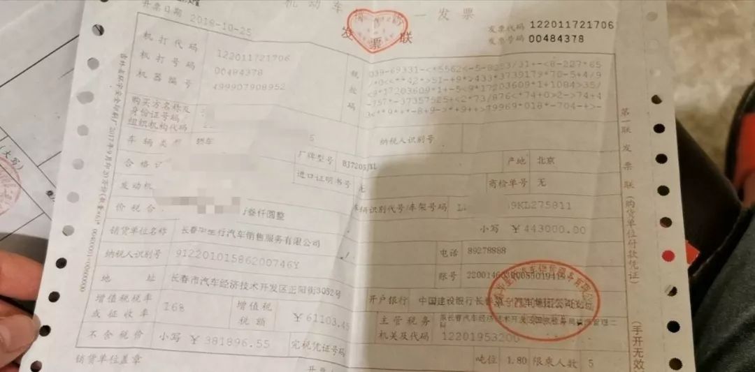 奔驰E300l减震器说断就断，女主播：要是在高速上就没命了