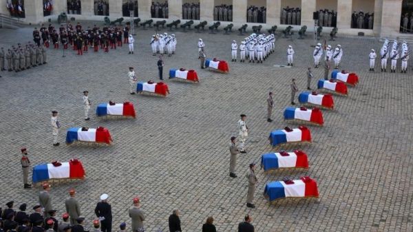 法国2日为在马里阵亡的13名士兵举行国家悼念仪式。这些士兵的棺材被整齐地停放在广场上。(美国雅虎新闻网站)