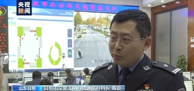 智能信号灯现身街头:实时分析车流量定红绿灯时