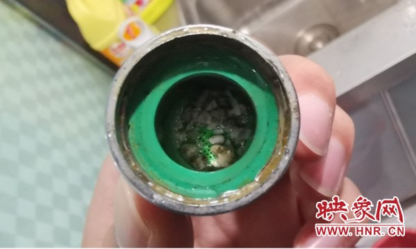 記者在業(yè)主家中現場打開廚房用水龍頭所拍攝泥沙淤積影像