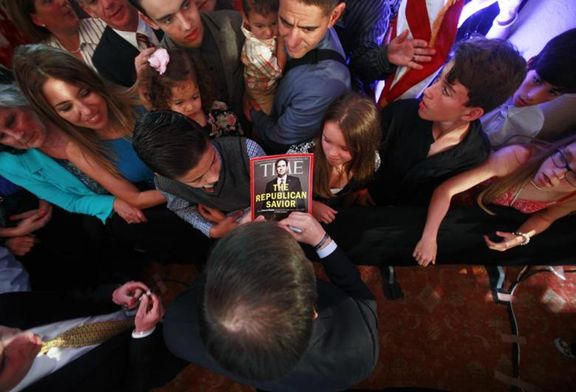  2015年4月13日，马尔科·鲁比奥 在2016年 为杂志签名。图片来源路透社