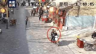 “热心市民”载警察抓自己 网友：这算自首不？