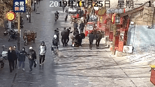 “热心市民”载警察抓自己 网友：这算自首不？