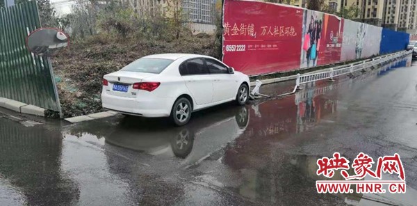 社區(qū)業(yè)主每天進去必經之路，地上為社區(qū)內部地下排出的污水