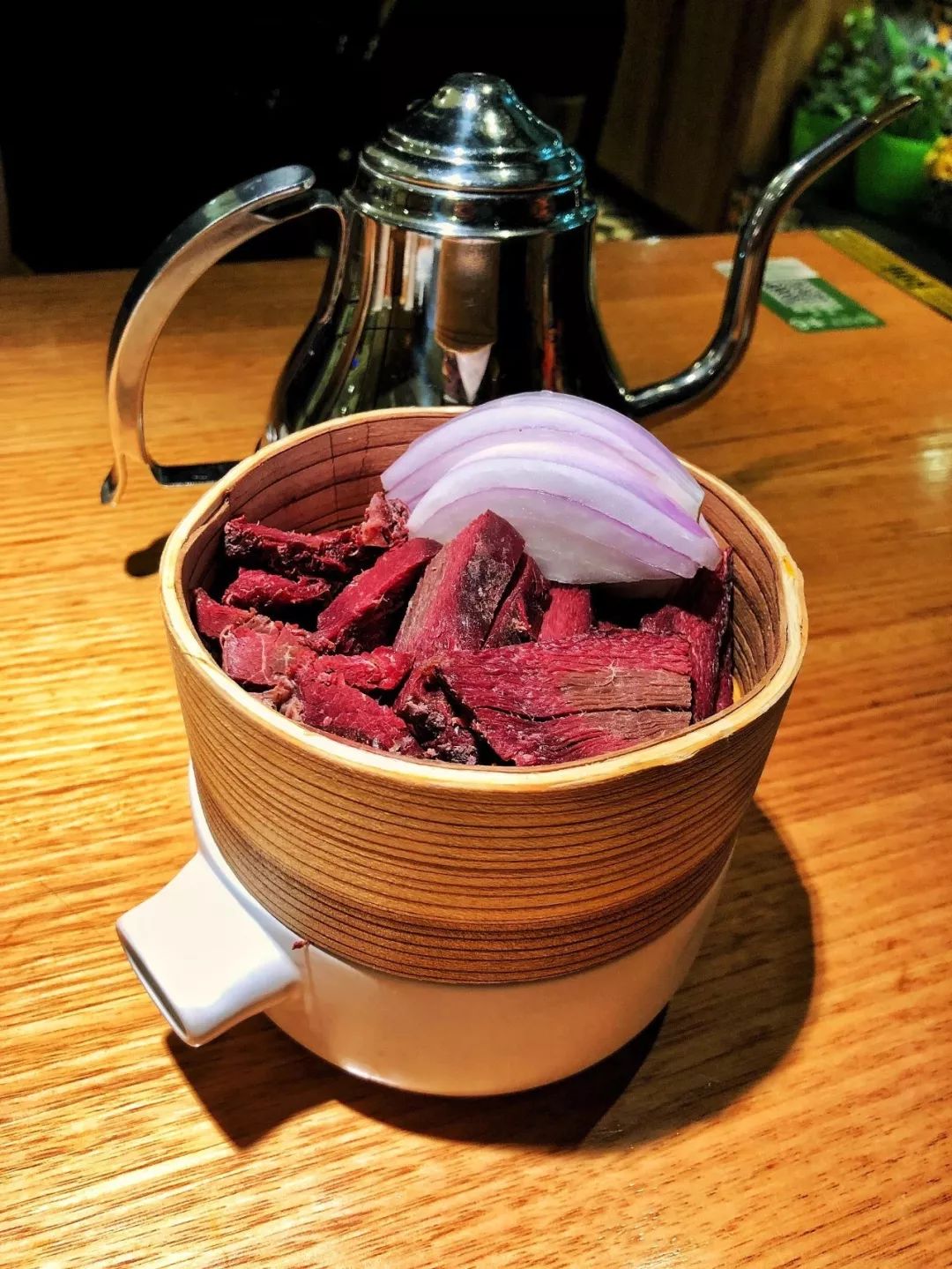 像熏马肉这种新疆的特色美食,在北京也就只有在克拉玛依驻京办等寥寥几处地方吃到/视觉中国