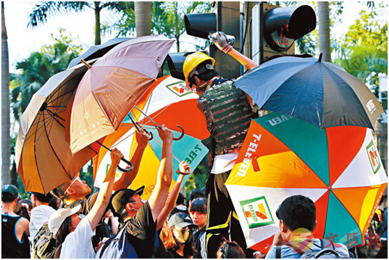 暴徒打砸交通灯害死老人 香港市民狠批“要偿命