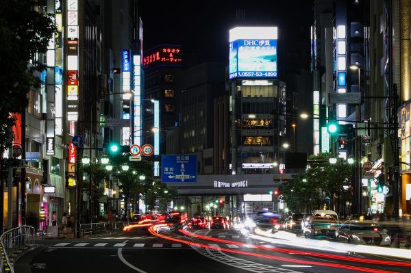资料图片:华灯初上,日本东京的六本木街景。(新华社)