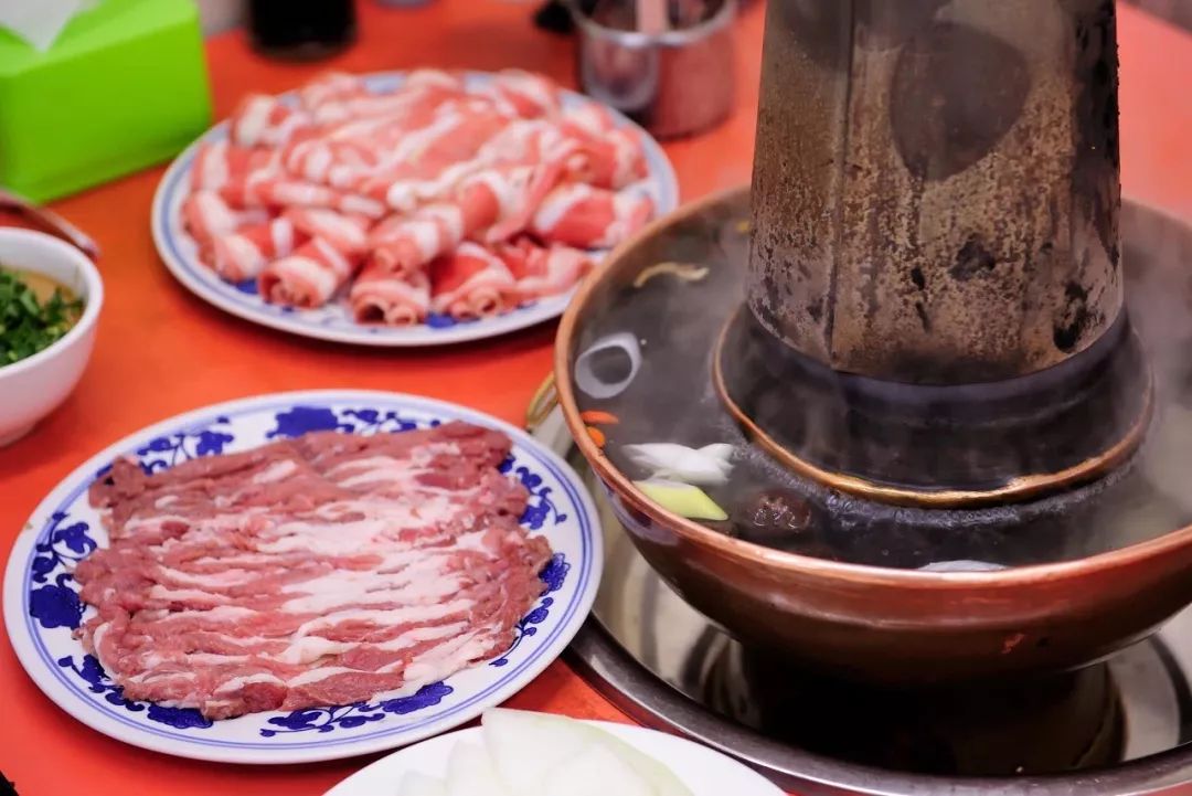 冬天嘛,就得吃肉;冬天嘛,就得吃火锅。铜锅涮肉,齐活!/图虫·创意