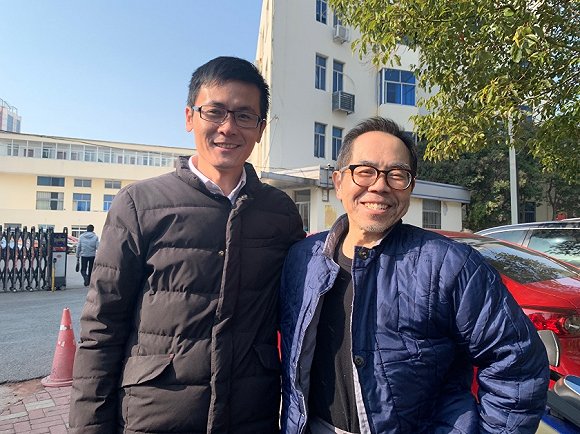 林永祥(右)与律师葛绍山合影。摄影:陈鑫