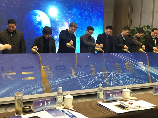 长三角食品安全信息追溯体系有望明年底建成，首批6座城市试点，消费者扫二维码可查。 澎湃新闻记者 邹娟图