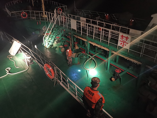 海警执法人员检查油舱。上海海警局供图