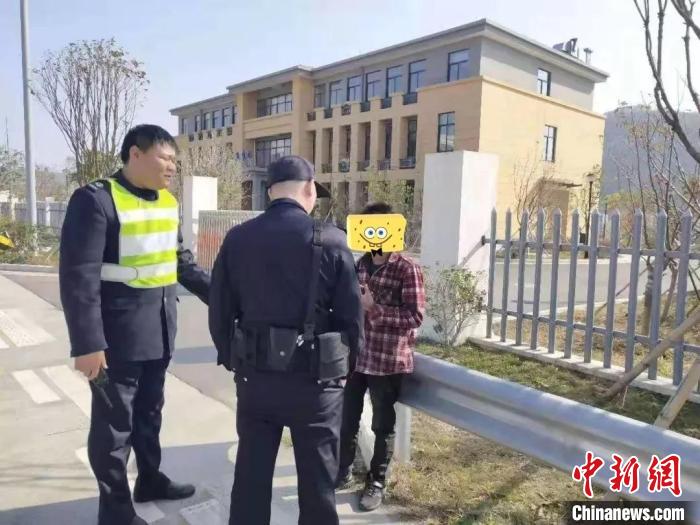 图为:男子高速徒步回1500公里外的老家,民警“唐僧式”开导,句句暖心。台州公安供图