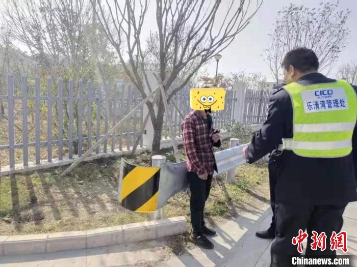 图为:男子高速徒步回1500公里外的老家,民警“唐僧式”开导,句句暖心。台州公安供图