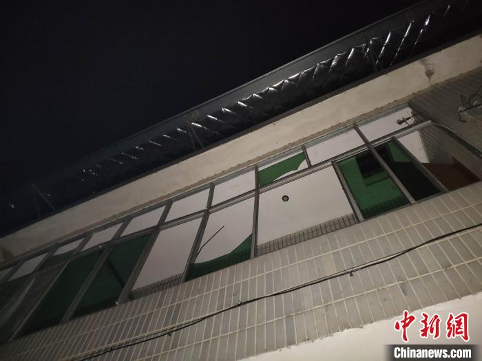 不少玻璃窗的框扇结构因爆炸冲击变弯曲。 王昊昊 摄