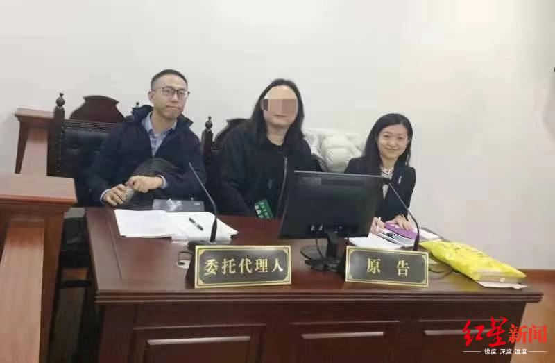 ▲首例跨性別平等就業(yè)權(quán)糾紛案當事人(中)