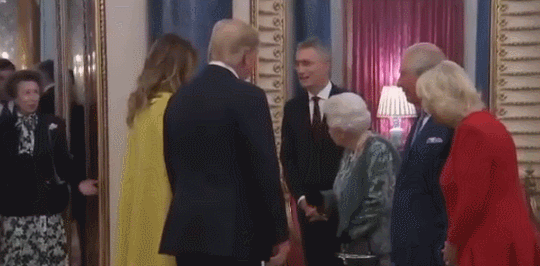 英女王示意女儿上前问候特朗普 公主却耸了耸肩