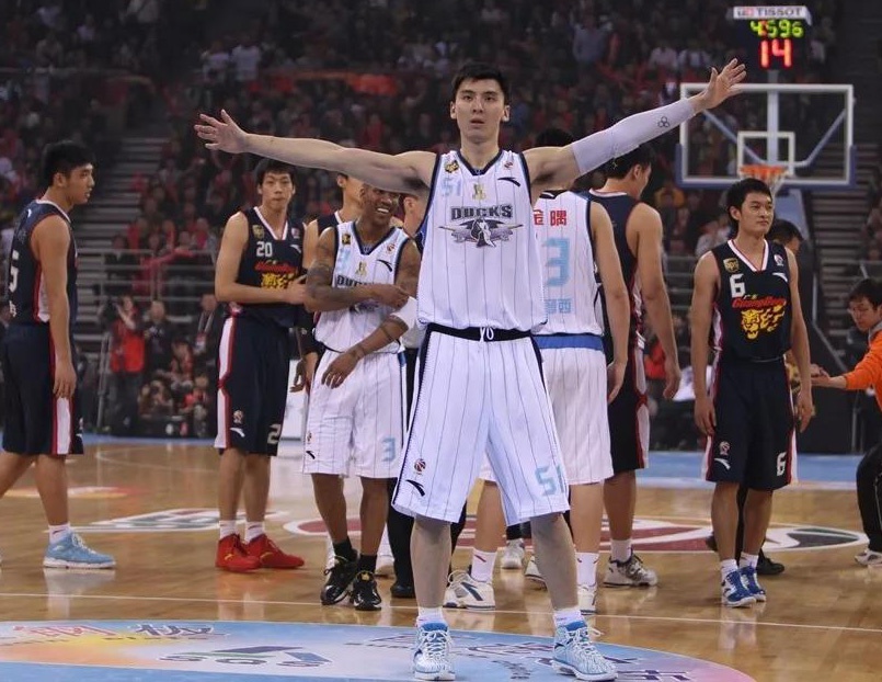  2012年3月21日，CBA总决赛北京主场1比0胜广东，吉喆呼吁现场球迷冷静。摄影/新京报记者吴江