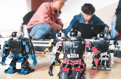 10月12日，2019中国智能机器人大赛在青岛举行。新华社记者 李紫恒摄