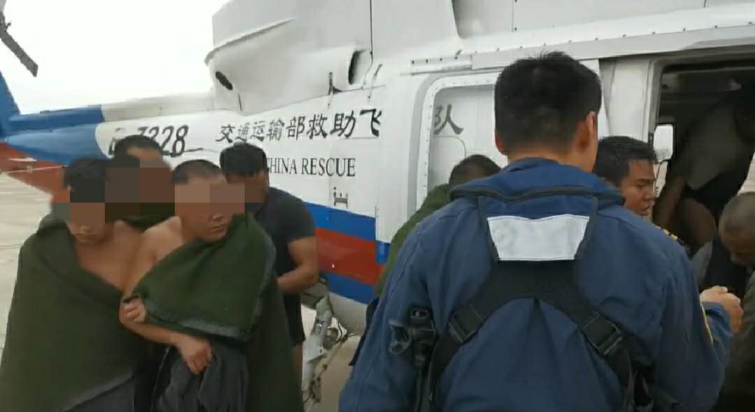 直升机对获救船员转移。福建海事局供图