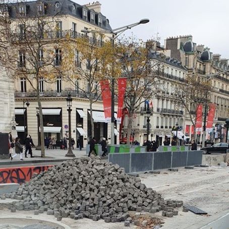  罢工前一天，巴黎市中心的砖块