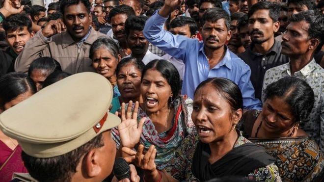 数千人在海德拉巴的一个警察局外抗议。(图源:BBC)