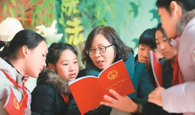 12月4日,在江苏省扬州市邗江区方巷镇裔家村的宪法主题馆,工作人员给学生们讲解宪法知识。 孟德龙摄(人民图片)