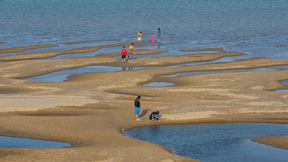  湄公河露出的沙洲（图片来源：美国广播公司）