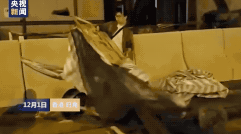 在香港旺角清理路障被砸 头上缝十针的他首次发