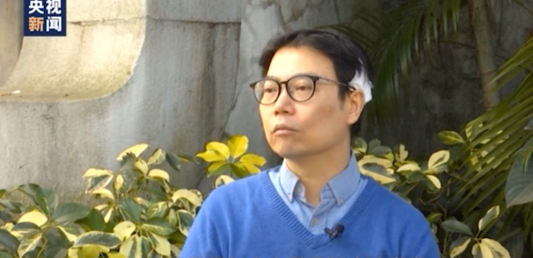 在香港旺角清理路障被砸 头上缝十针的他首次发