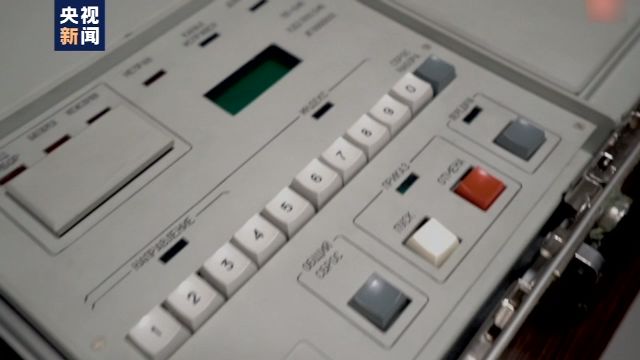 俄“核手提箱”内部画面罕见公开 由总统贴身携