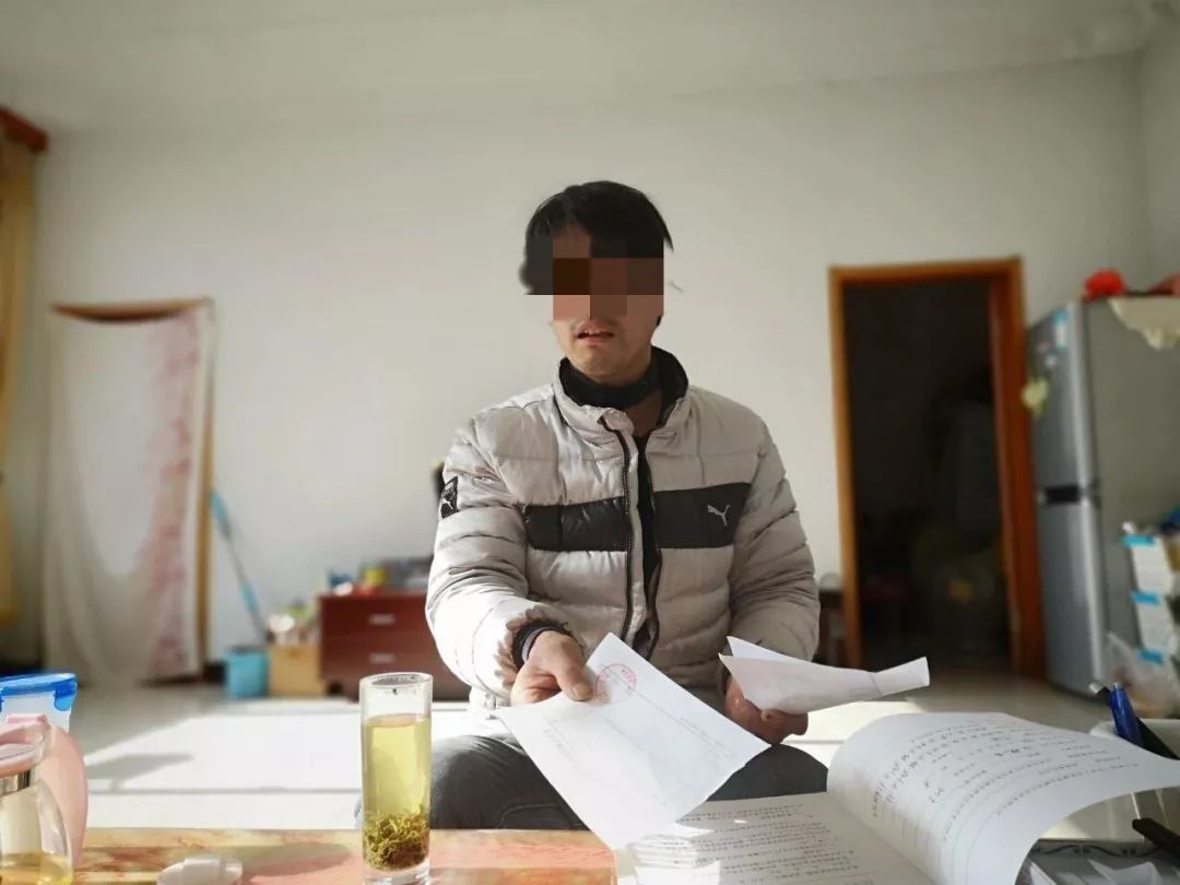 2019年1月26日,张星(化名)在家中给记者展示他的就医资料和职业病诊断书等。新京报记者吴靖 摄