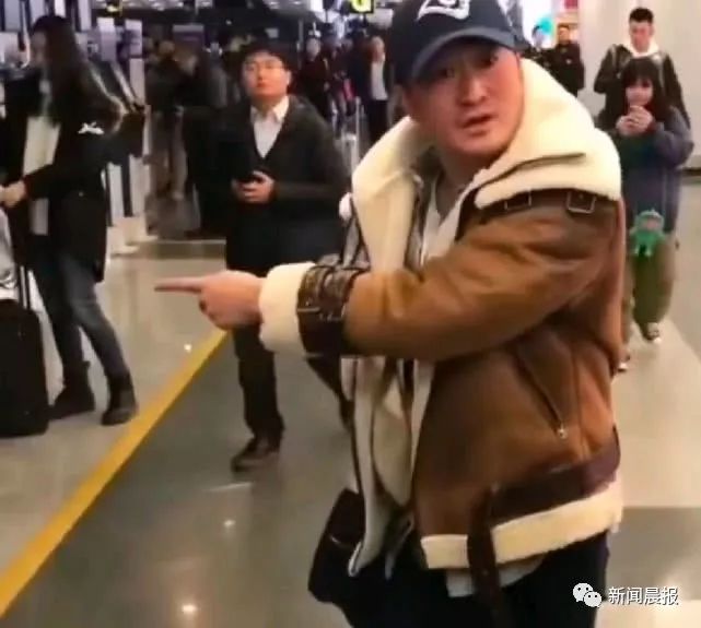 吴京在机场当众发飙 网友却一致叫好