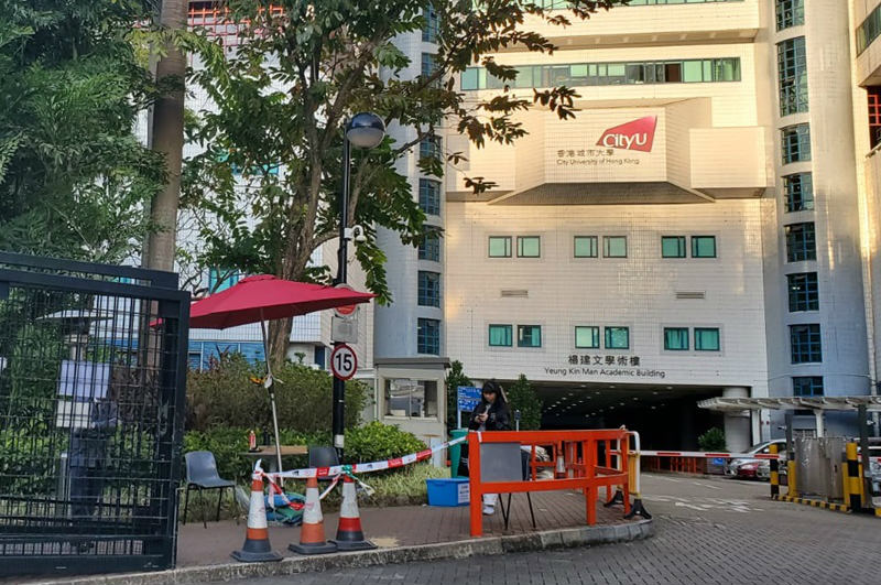 位于城市大学南山邨道入口的杨建文学术楼。(图源:港媒)