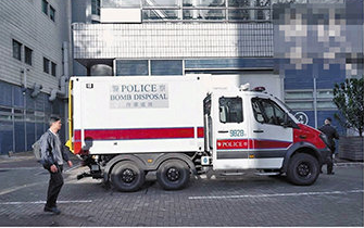 警方进入城大处理可疑化学物品(图源:港媒)
