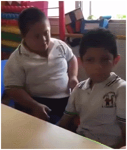 墨西哥一唐氏综合症男孩安慰自闭症同学 视频火