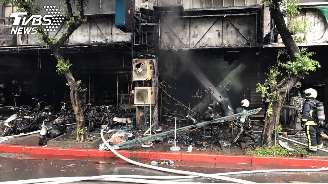 台北一栋大楼发生火灾 疑似有人丢汽油弹蓄意纵