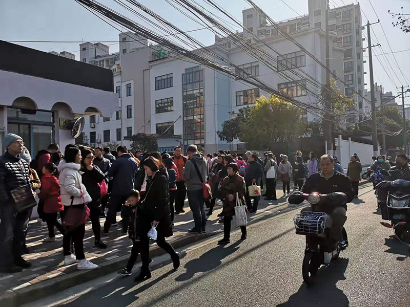 [“最难抢的小学生英语考试”开考,有孩子考完还要接着去上课]