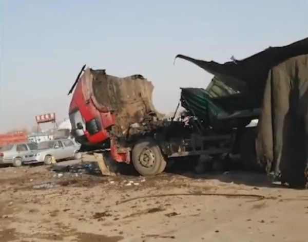 工人焊接油罐车时爆炸致2死 目击者:房子都崩塌