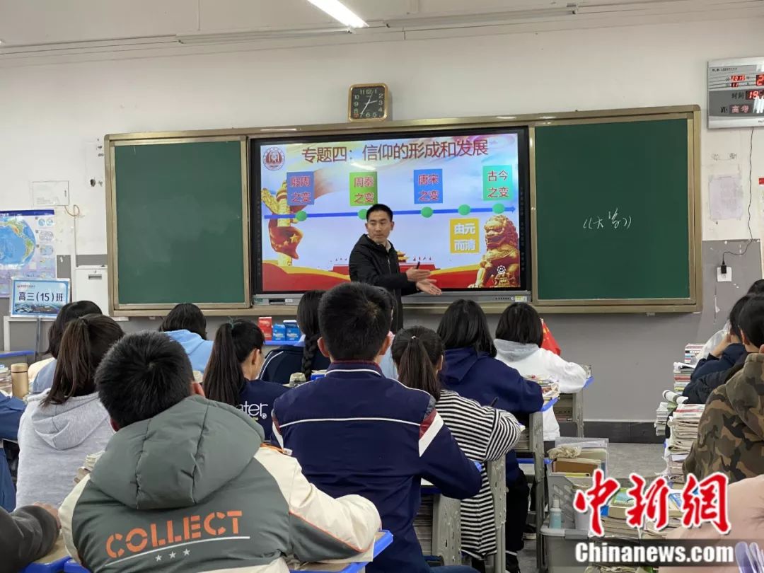 △ 刘秀祥在给学生们上课