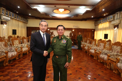  当地时间2019年12月8日，国务委员兼外长王毅在曼德勒会见缅甸国防军总司令敏昂莱。