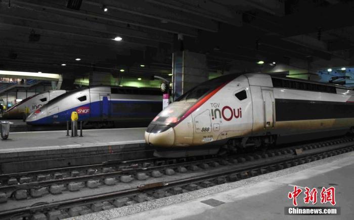当地时间12月6日，法国大罢工持续进行。在巴黎蒙帕纳斯火车站，大批列车停运，站台空无一人。6日晚公布的数据显示，有高达87.2%的法国火车司机当天罢工。中新社记者 李洋 摄